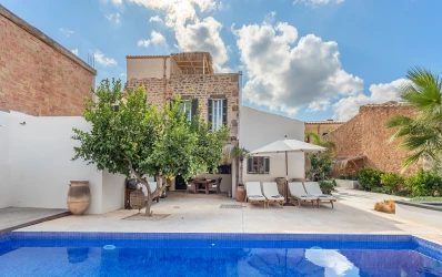 Tasteful townhouse with garden and large pool
