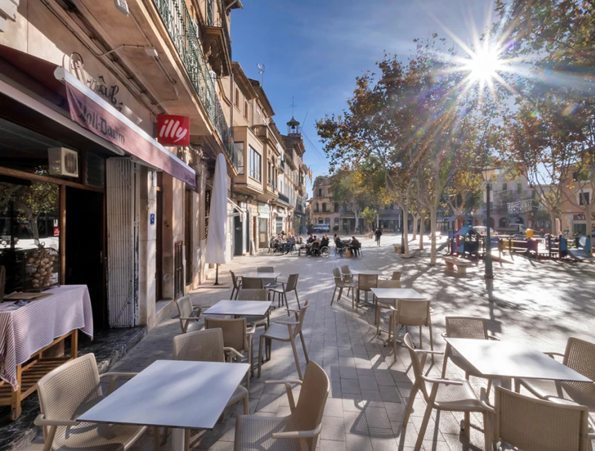 Café con encanto en la plaza histórica de Llucmajor-4