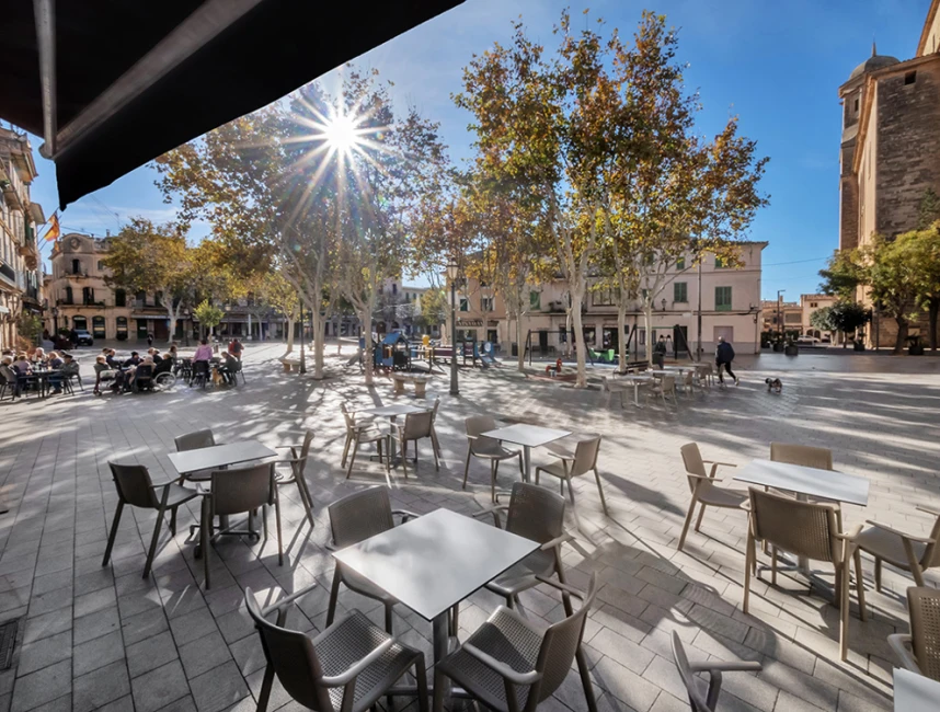 Café con encanto en la plaza histórica de Llucmajor-1