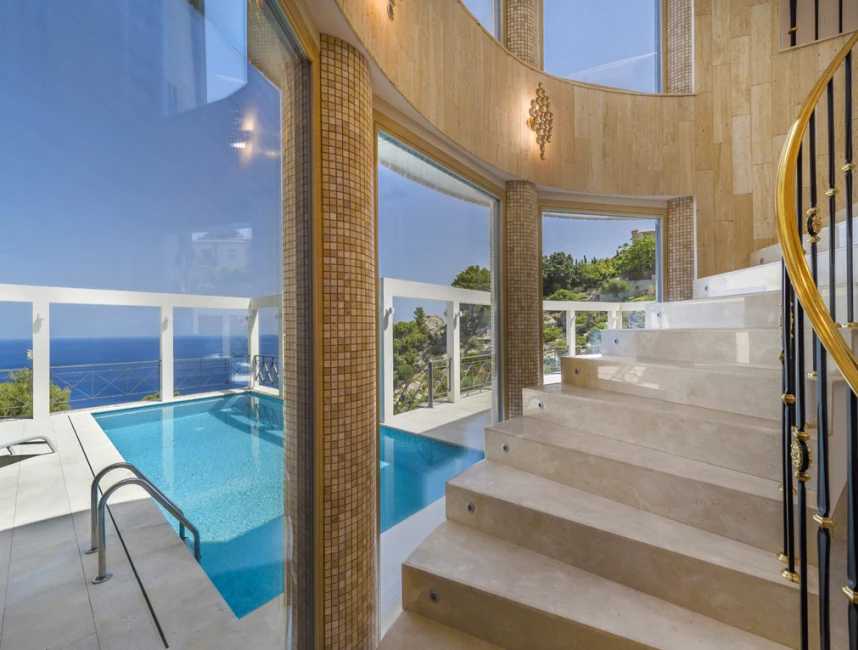 Indrukwekkende villa met prachtig uitzicht op zee-9