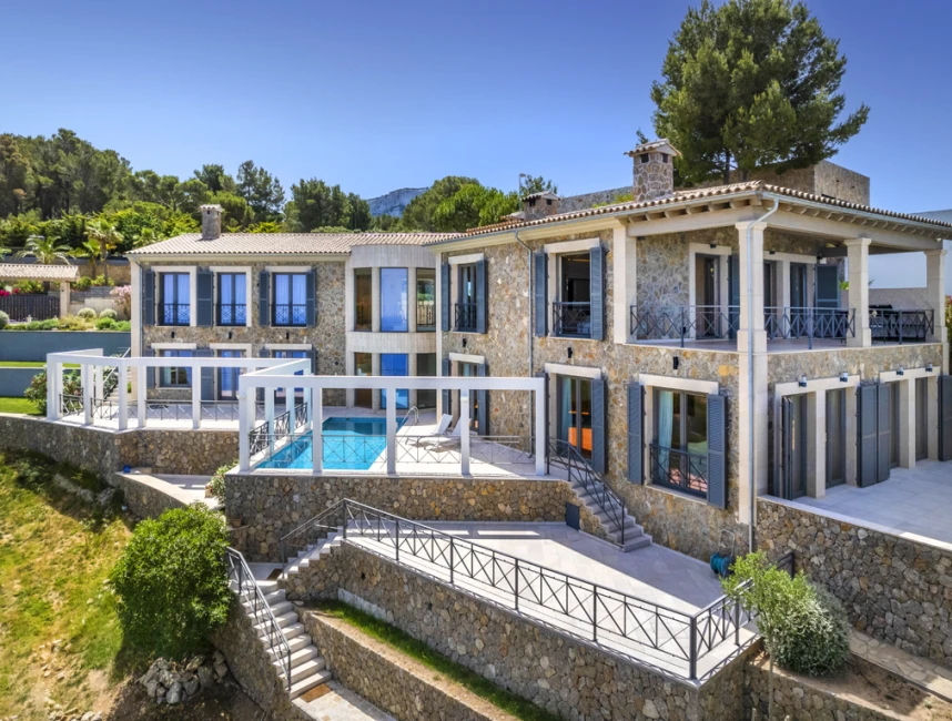 Impressive villa with stunning sea views-3