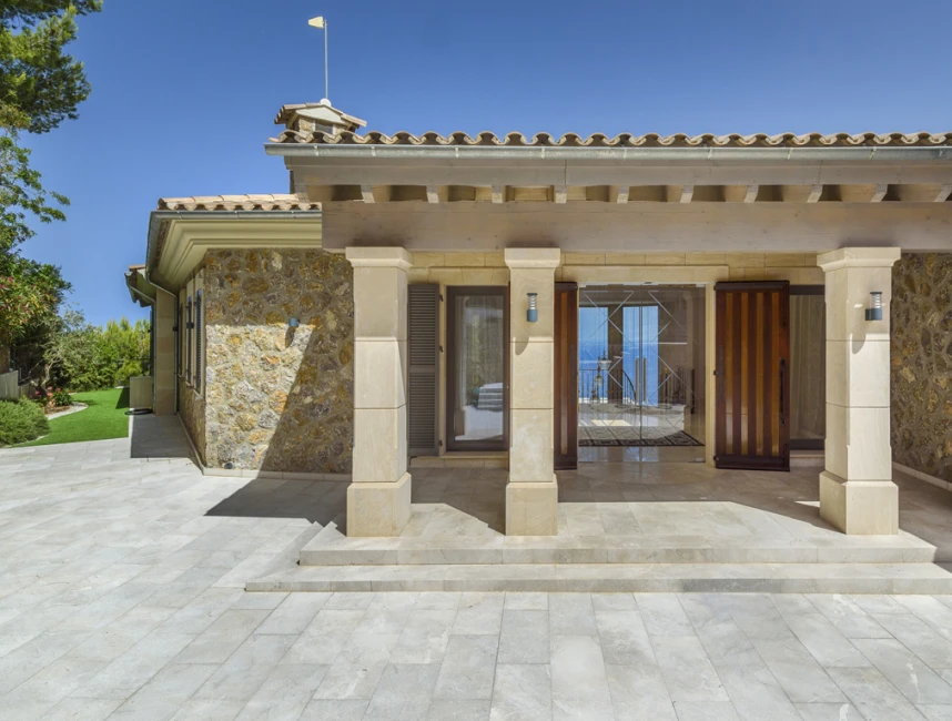 Impressive villa with stunning sea views-25