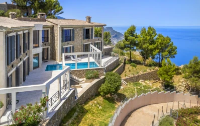 Indrukwekkende villa met prachtig uitzicht op zee