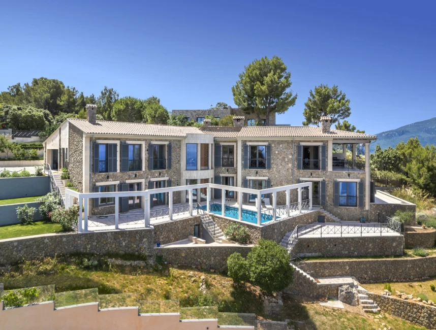 Impressive villa with stunning sea views-2
