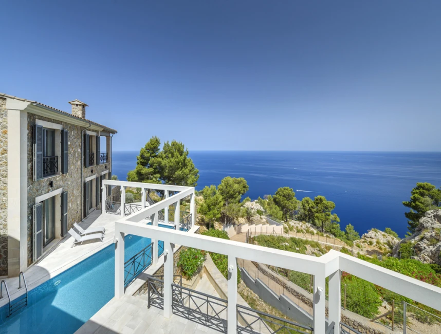 Indrukwekkende villa met prachtig uitzicht op zee-21