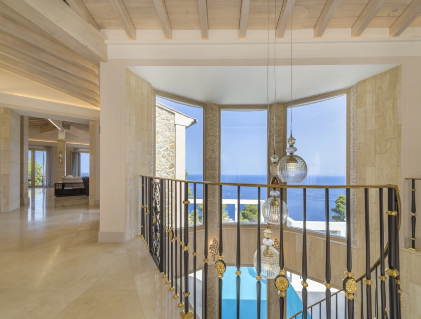 Indrukwekkende villa met prachtig uitzicht op zee-10