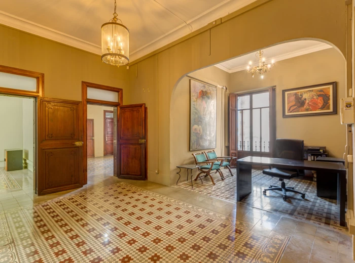 To renovate: Flat with characteristic details in the Old Town - Palma-1