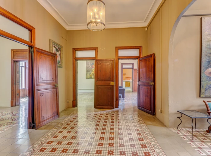 To renovate: Flat with characteristic details in the Old Town - Palma-8