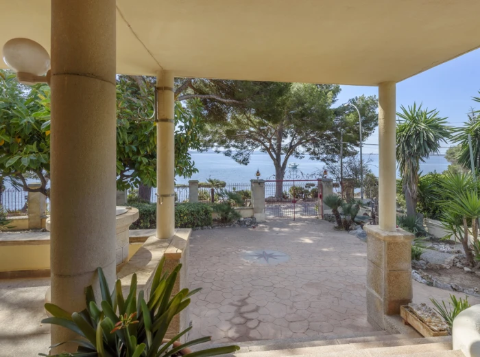 Excellent seafront apartment ready to move in. Puerto Alcudia-21