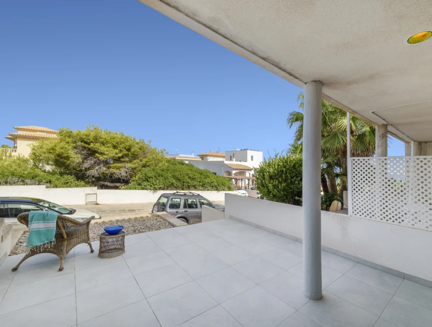 Huis met zeezicht op slechts enkele meters van het strand te koop, Son Serra de Marina-3