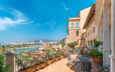 Belle Etage met terras met zeezicht en parkeerplaats in de oude stad van Palma de Mallorca
