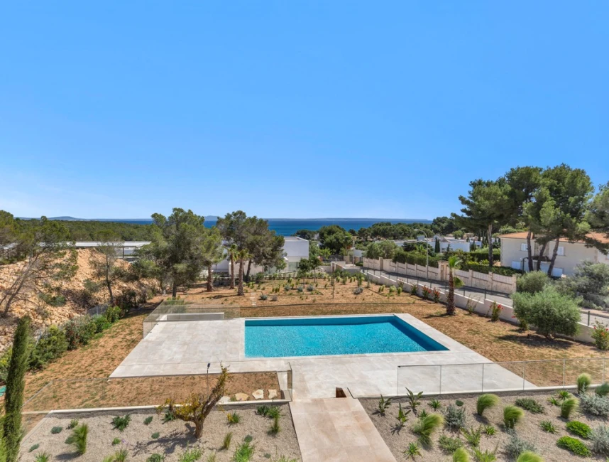 Spacieuse villa neuve avec vue sur la mer et jardin plat-4