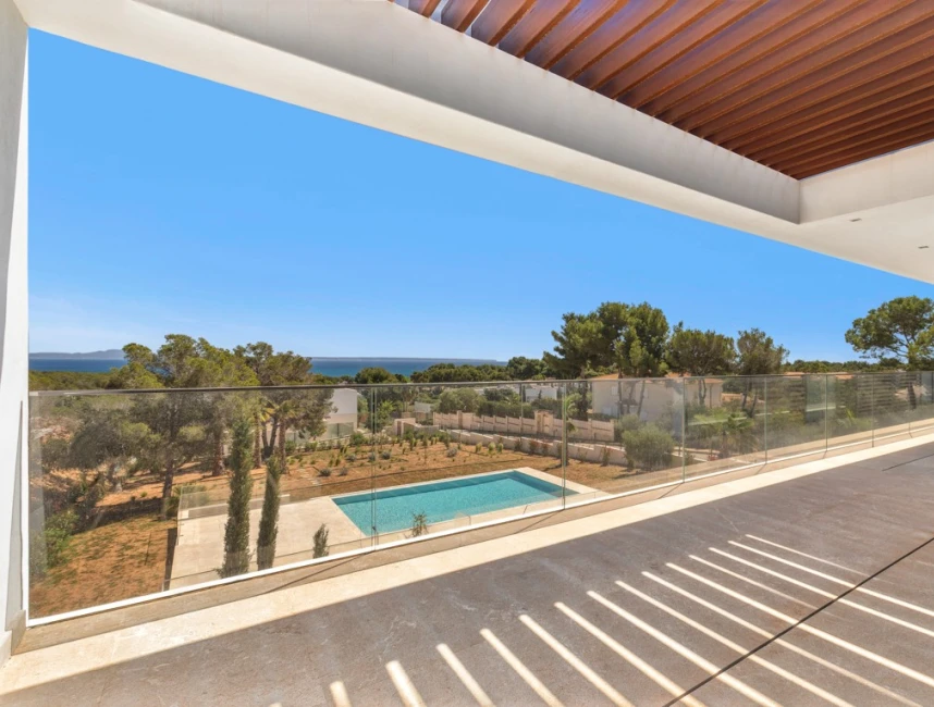 Spacieuse villa neuve avec vue sur la mer et jardin plat-12