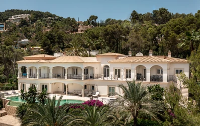 Villa in stile mediterraneo con vista mare sulle colline di Son Vida