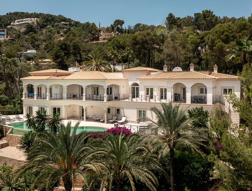 Villa in stile mediterraneo con vista mare sulle colline di Son Vida-1