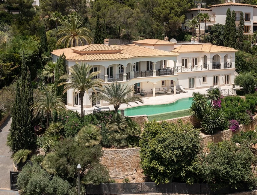 Villa in stile mediterraneo con vista mare sulle colline di Son Vida-21