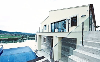 Heerlijke moderne villa met verhuurvergunning vlakbij de golfbaan in Cap Vermell
