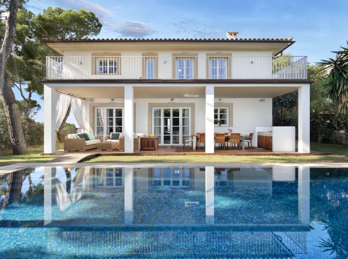 Sea view villa in exclusive residential area-1