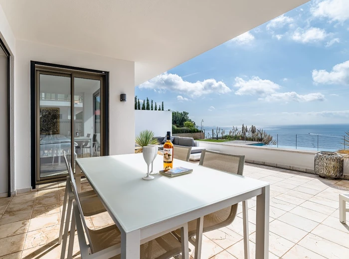 Frontline Apartment with sea views-10