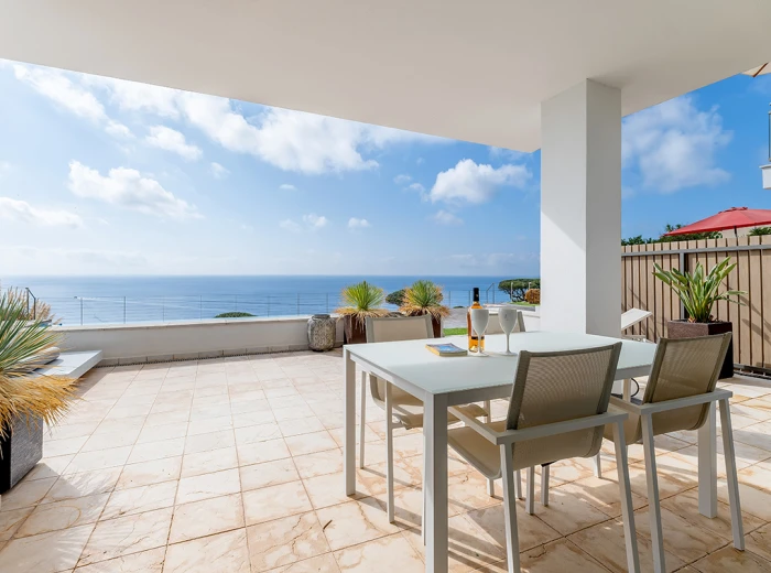 Frontline Apartment with sea views-14