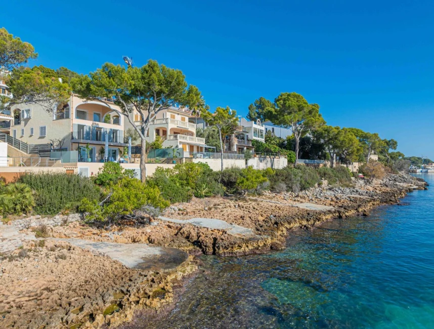 Outstanding luxury villa with direct sea access-4