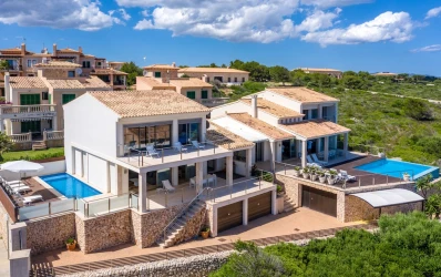 Modern villa med havsutsikt och uthyrningslicens i Cala Magrana