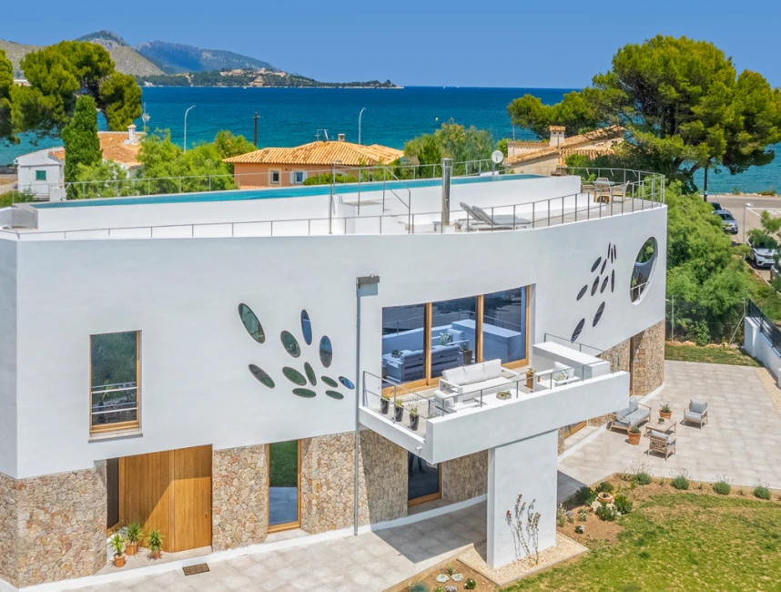 Uitzonderlijke design villa met zeezicht in Puerto Pollensa-2