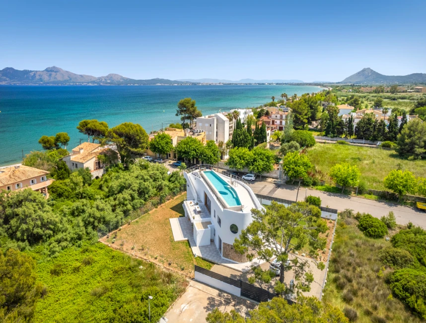 Uitzonderlijke design villa met zeezicht in Puerto Pollensa-1