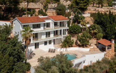 Moderna villa mediterranea con splendida vista