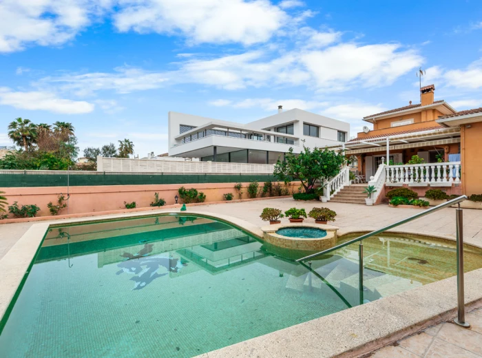 Bonito y amplio chalet con terrazas y piscina en Cuidad Jardin-1