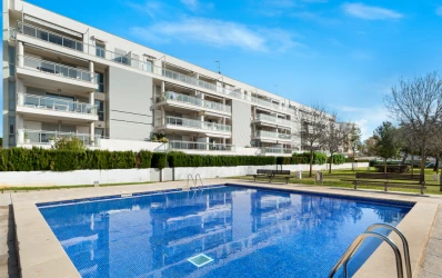 Luminós apartament amb vistes, piscina i terrassa
