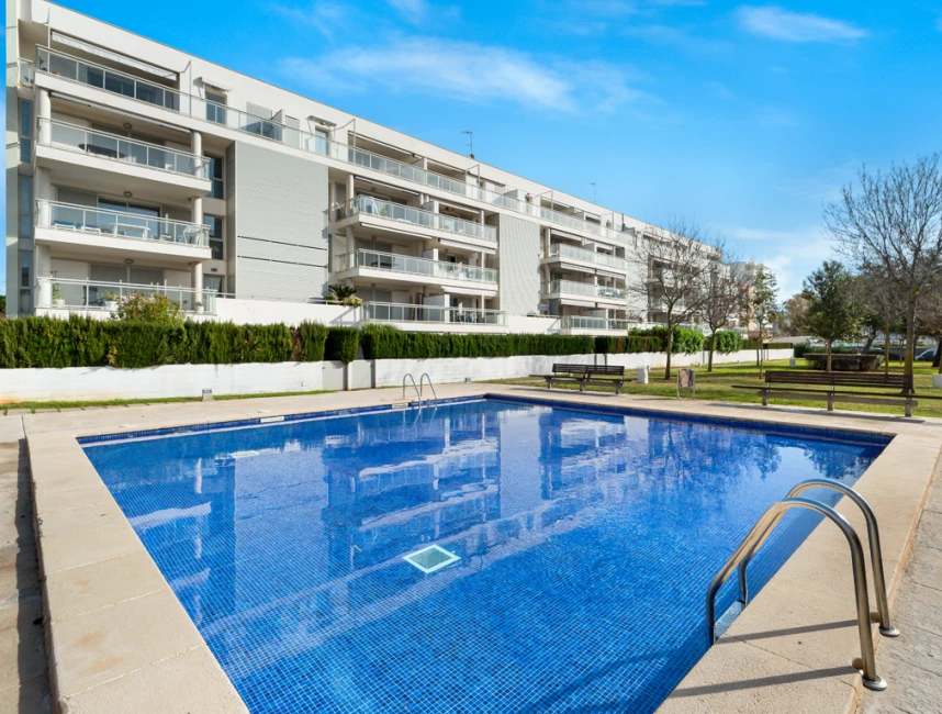 Luminós apartament amb vistes, piscina i terrassa-1