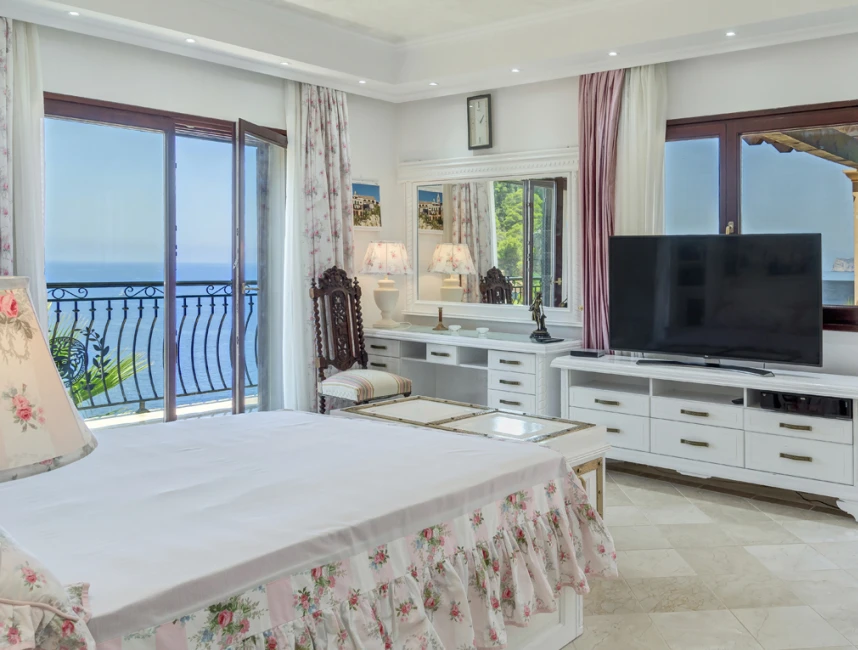 Exclusive property with fantastic sea views-10