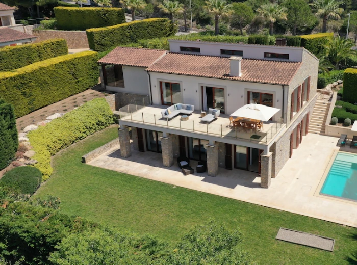 Stylish villa with rental licence on the golf course in Canyamel-11