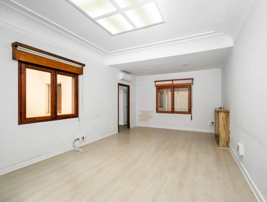 Flat to renovate with elevator in excellent location in Palma-2