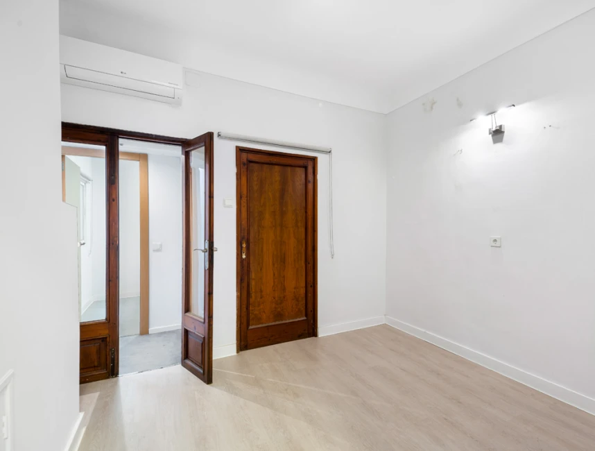 Flat to renovate with elevator in excellent location in Palma-4