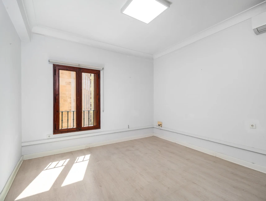 Flat to renovate with elevator in excellent location in Palma-3