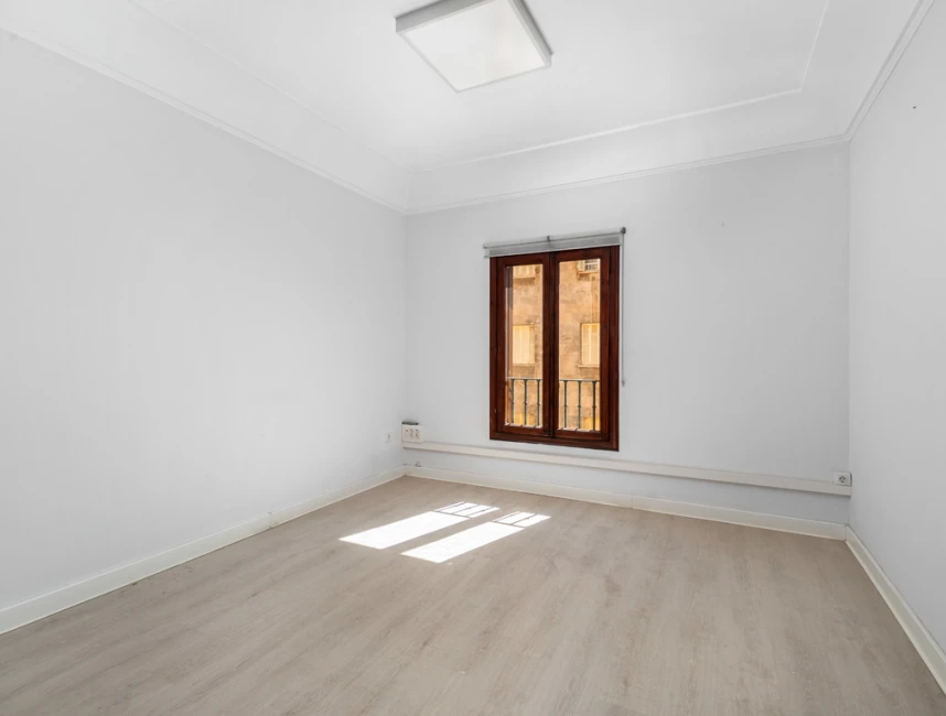 Flat to renovate with elevator in excellent location in Palma-5