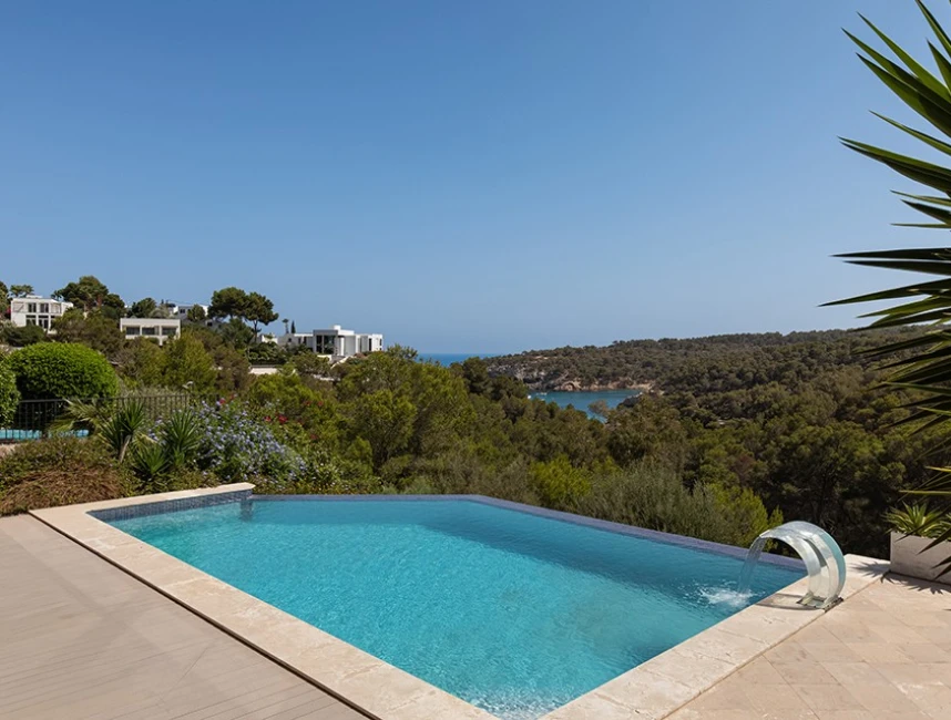 Villa i frontlinjen med panoramautsikt över grönområden och havet-13