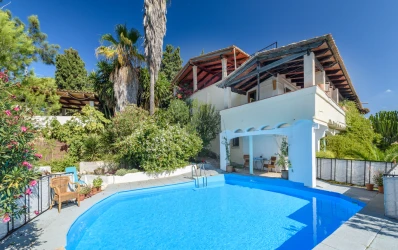 Veelzijdig huis met ongelooflijk uitzicht en zwembad te koop in Buger