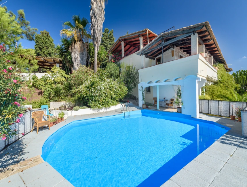 Casa versatile con vista incredibile e piscina in vendita a Buger-1