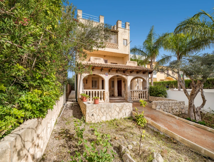 Unique opportunity to own a fantastic seafront property in Alcudia-21