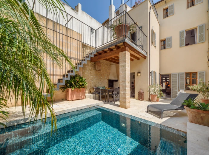 Casa de gran calidad con amplio patio y piscina-1
