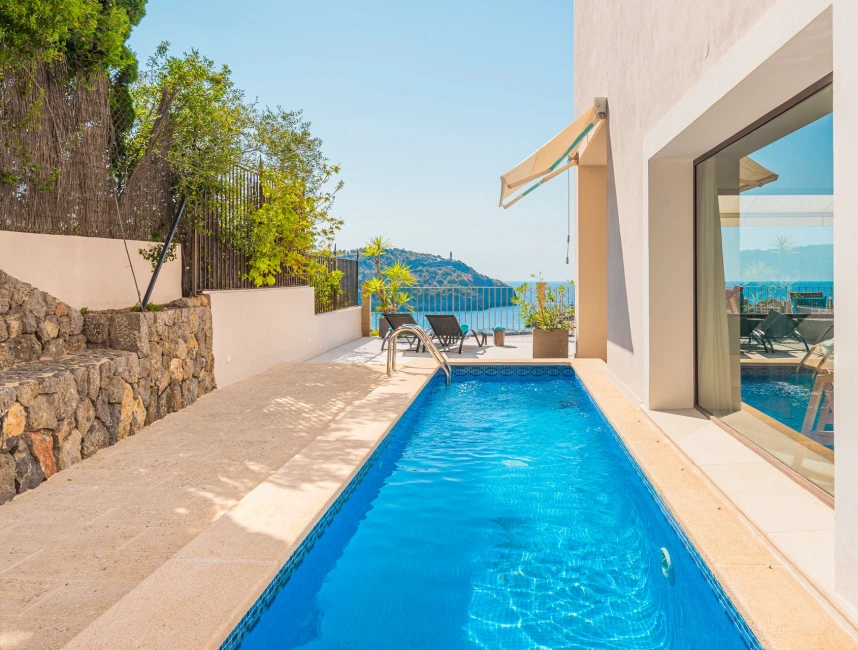 Mediterranean villa with fantastic harbor views-16
