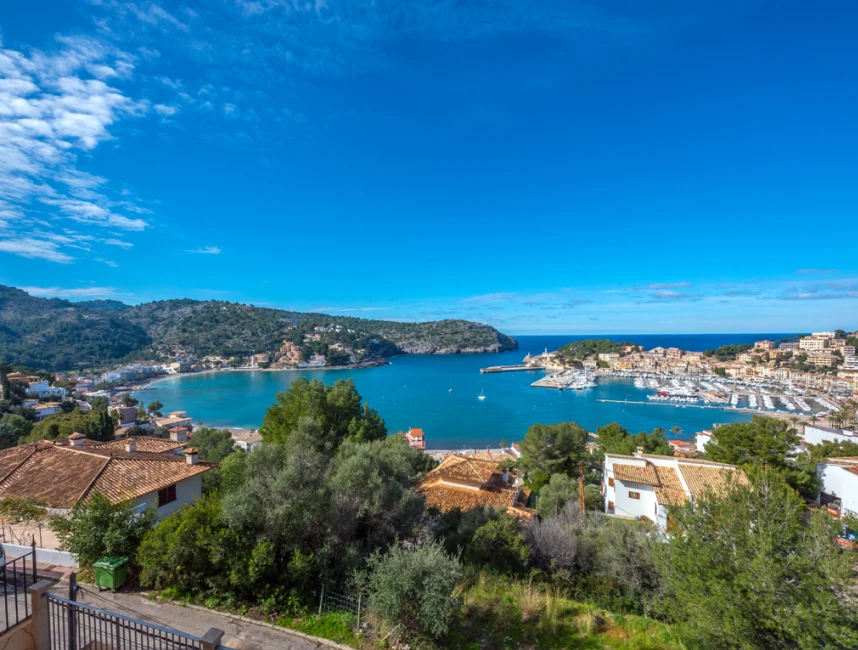 Mediterranean villa with fantastic harbor views-19