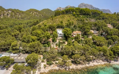 Seizoensverhuur. Luxe villa met uitzicht op het strand in Formentor