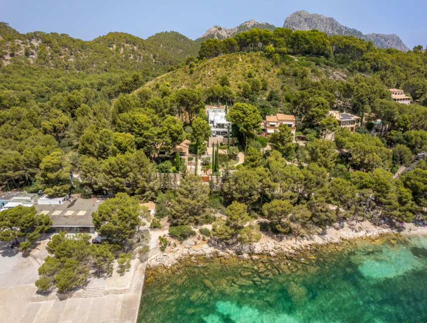 Seizoensverhuur. Luxe villa met uitzicht op het strand in Formentor-1