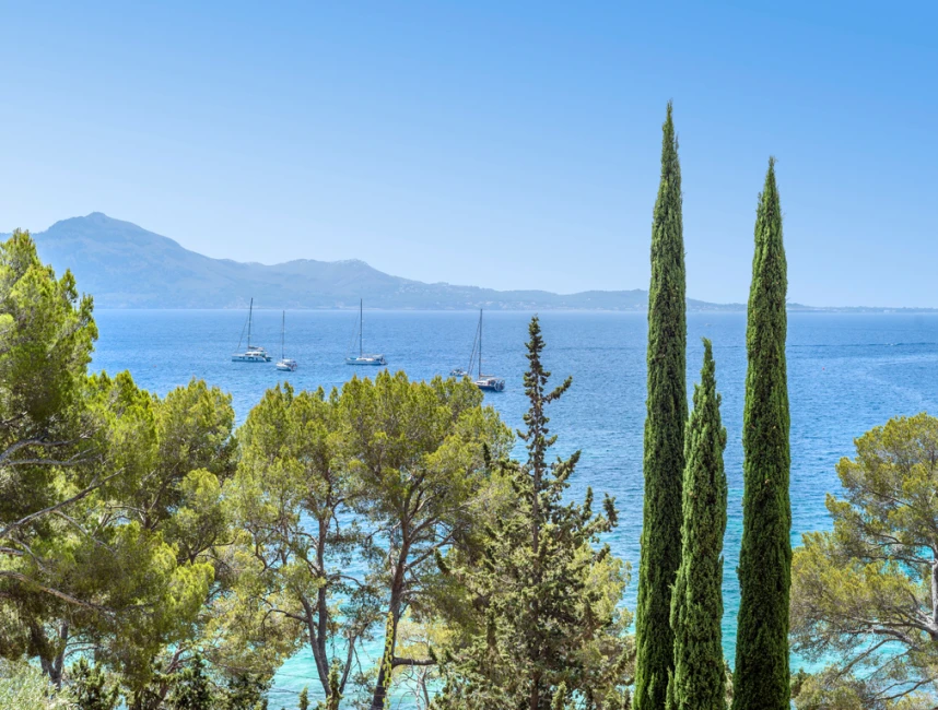 Seizoensverhuur. Luxe villa met uitzicht op het strand in Formentor-26