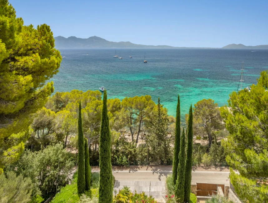 Seizoensverhuur. Luxe villa met uitzicht op het strand in Formentor-25