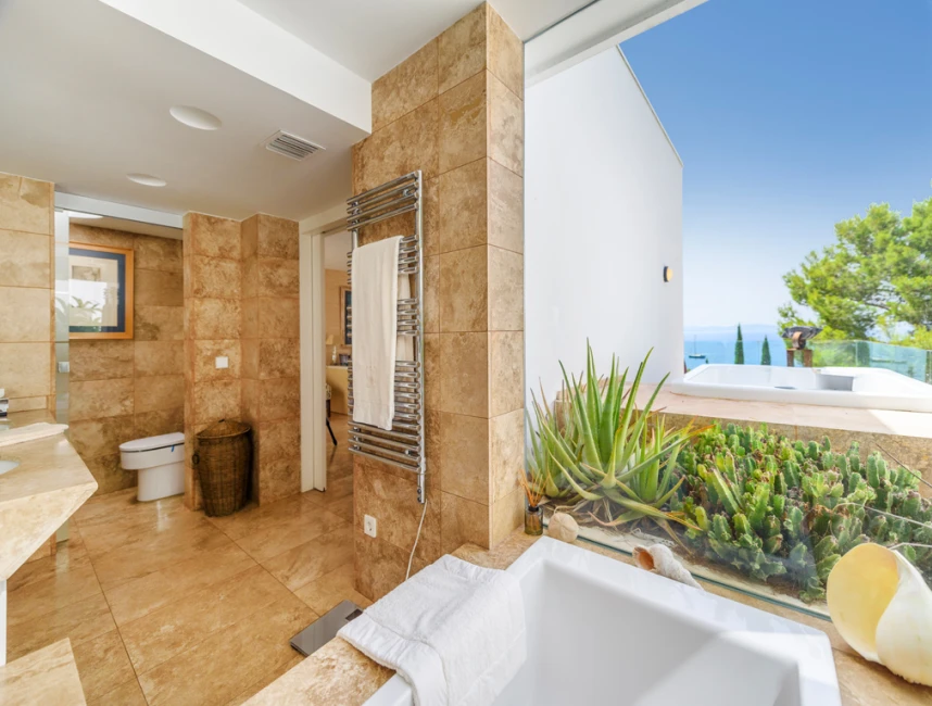 Seizoensverhuur. Luxe villa met uitzicht op het strand in Formentor-17